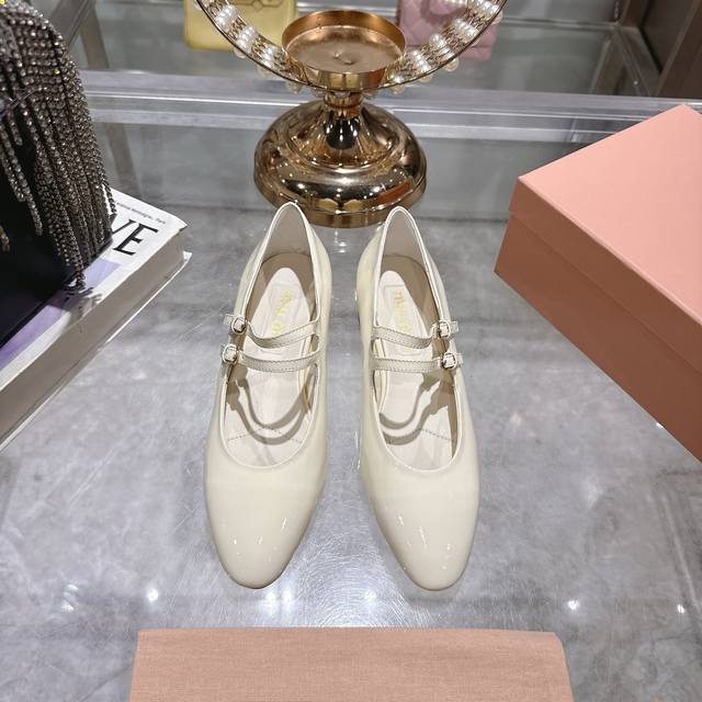 出厂 顶级品质Miumiu缪缪25秋冬走秀新款New Arrival～粗跟圆头玛丽珍珍珠双扣带单鞋！ 光泽牛漆皮鞋面一字带，细节质感满满～配个彩色袜子超好看～超