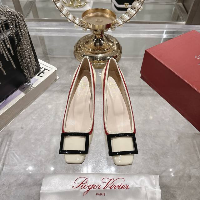 出厂 顶级版本 Rv女鞋鞋Trompett中跟粗跟方扣方头拼色单鞋女鞋. 本款单鞋百搭舒适.搭配金属方扣. 经典而不失创新. 倾斜的鞋跟为Trmpette增添无