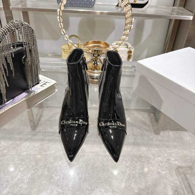 出厂 Dior.迪奥新款 靴子系列新款火热上场，上脚舒服，女人味十足 Cd明星同款时尚尖头珍珠短靴 赋予这款鞋履舒适感与独特气质。 面料：软牛漆 牛皮 内里 垫