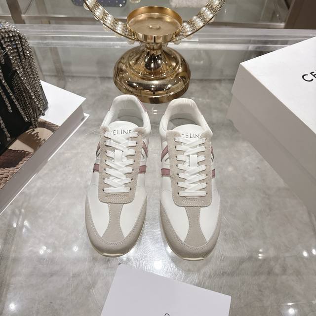 出厂价p Celine赛琳新款Jogger德训休闲小白鞋 思琳Jogger休闲鞋运动鞋 板鞋，充满街头感的一双鞋子，拼色设计非常赞 这款鞋有它自己独特的设计，皮