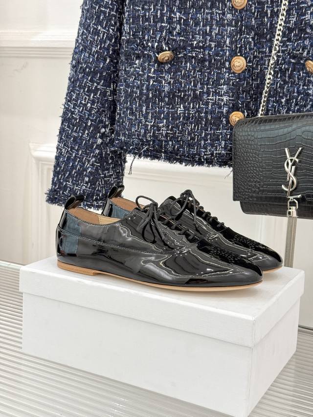 厂价 Celine 塞琳25Wf新品凯旋门小皮鞋 将先锋设计与经典元素融合 演绎出独树一帜的时髦态度 。 标志性的凯旋门元素以冲孔工艺呈现 在地面投射出别具一格