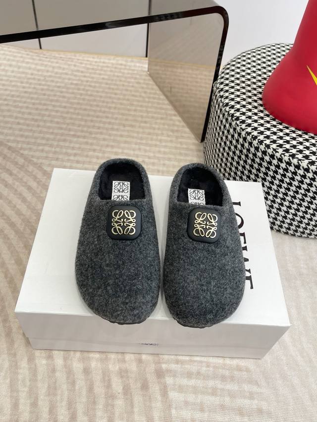 罗意威 Loewe25Ss开秋新款 毛拖鞋 Ease三连花瓣头 全皮包裹博肯鞋 进口羊羔毛材质 舒适度极高，非常具有辨识度，美貌与实用并存舒适而不单调的毛拖鞋