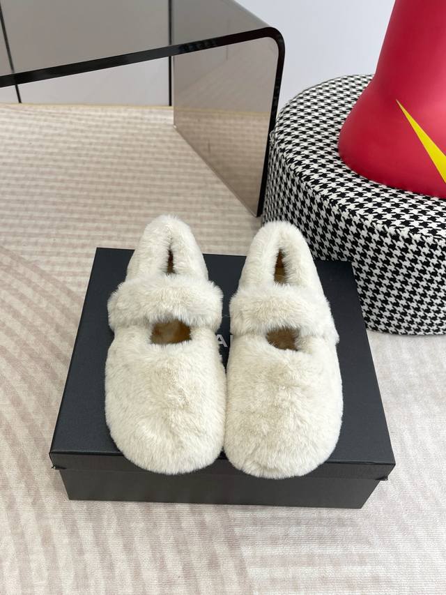Chanel 25Ss 秋冬季新款 羊毛玛丽珍 这款毛毛玛丽珍真的是真太可爱了 柔软蓬松的毛毛，舒服暖脚 增高显腿长 秋冬搭配袜子休闲又慵懒 上脚真的好看又时髦