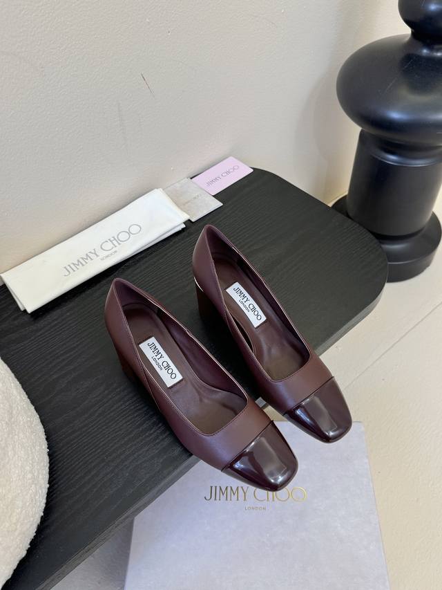 Jimmy Choo 将圆润光泽镶嵌于足尖 为你的穿搭映亮魅力，璀璨每刻 莹润动人，轻易动心 Jimmy Choo 2025秋款系列 纤彩绽放，映亮每日风采 面