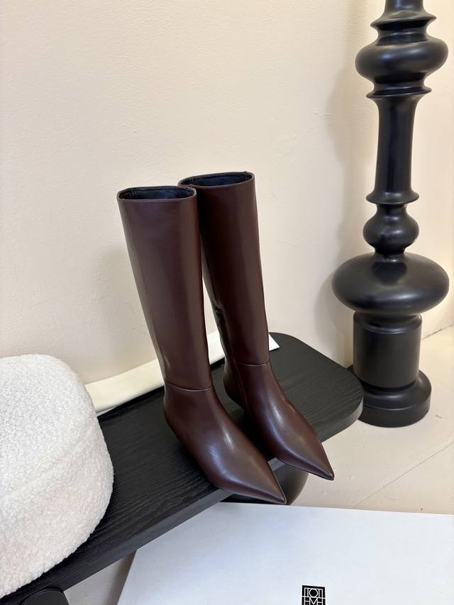 Toteme25Ss秋冬新款复古坡跟长靴尖头侧拉链骑士靴！时髦极小尖头搭配坡跟内增高的设计 潇洒百搭而且脚感很稳。鞋型纤细又时髦，微微的堆积感超显腿细 女神的百