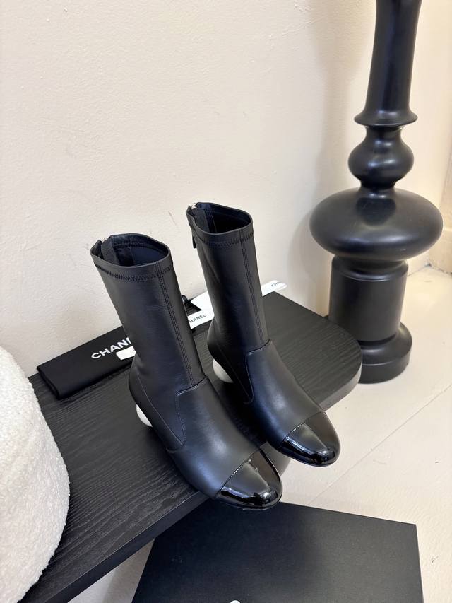 Chanel｜小香秋冬经典款弹力靴 全网最好穿的一款靴子 脚感很舒适 皮质超级柔软 尤其颜色主打秋冬它的出现就是焦点， 秋冬衣橱中任意场合都适用百搭单品！ 鞋面