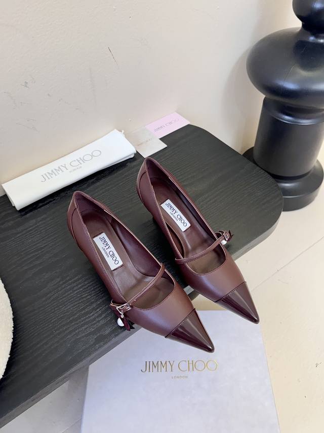 Jimmy Choo 将圆润光泽镶嵌于足尖 为你的穿搭映亮魅力，璀璨每刻 莹润动人，轻易动心 Jimmy Choo 2025秋款系列 纤彩绽放，映亮每日风采 面