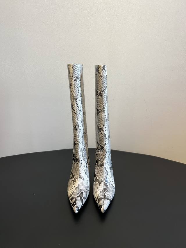 Khait* 25 Aw 走秀款蛇皮纹靴 把酷飒与高级焊死了 超绝版型 漆皮自带光泽滤镜 尖头+利落靴型 拉满气场 不管配裙装 裤装 都是街头最“炸”的时髦坐标