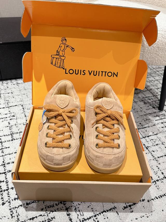 顶级版本 Lv X Ingo联名款 胖丁 阿甘鞋 厚底 情侣款 休闲 运动鞋鞋 原版购入开发 做货 Lv Yeti 系带鞋出自 Lv Yeti 系列，以前卫笔触