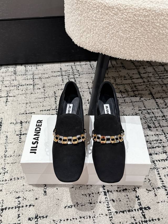 顶级版本 Jil Sander 吉尔桑达 25 秋季 最新 小方头乐福鞋一脚蹬套脚平底单鞋 典型的乐福鞋鞋型，属于一脚蹬，方便穿脱。鞋头为方头设计，这种鞋头风格