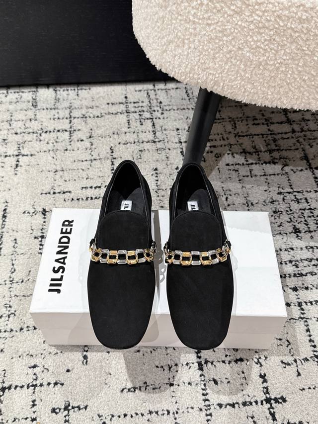 顶级版本 Jil Sander 吉尔桑达 25 秋季 最新 小方头乐福鞋一脚蹬套脚平底单鞋 典型的乐福鞋鞋型，属于一脚蹬，方便穿脱。鞋头为方头设计，这种鞋头风格