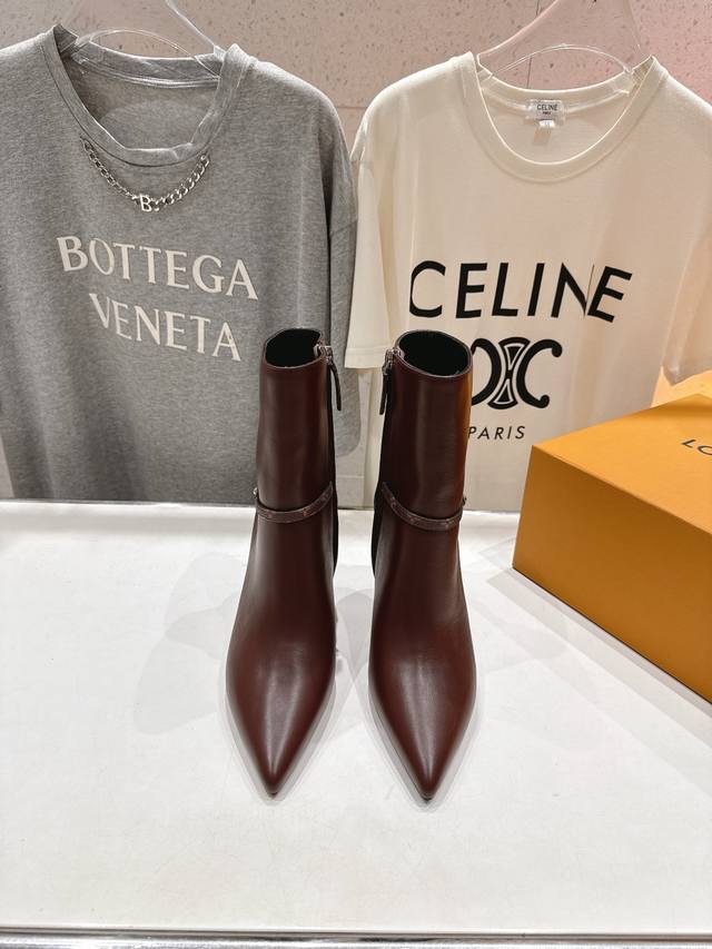 高版本出厂 Louis Vuitton 25Ss Lv驴牌秋冬新款高跟短靴 楦型百搭瘦脚Yyds.造型立体饱满，气质满满 上脚舒适 非常复古风、气场十足，加原版