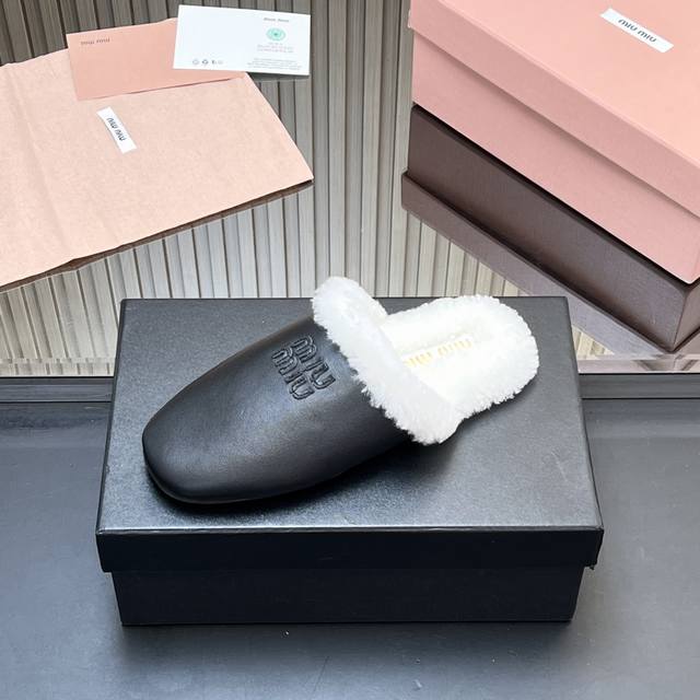 出厂价p 所见即所得顶级羊毛内里Miumiu25秋冬新款进口羊毛拖鞋 简约造型，超轻原版开模鞋底，脚感妥妥满分 好穿好搭， 鞋面：羊皮 内里：进口羊毛 Size