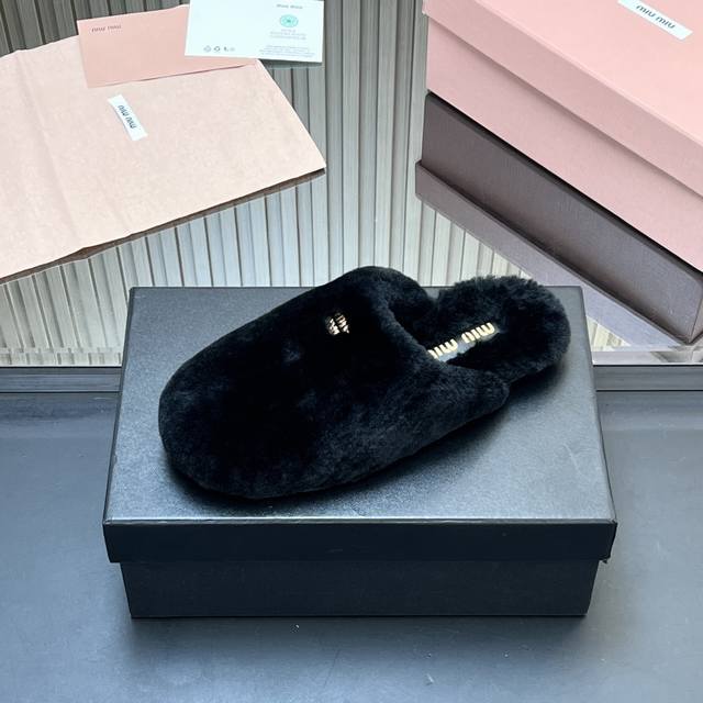 出厂价p 所见即所得顶级羊毛内里Miumiu25秋冬新款进口羊毛拖鞋 简约造型，超轻原版开模鞋底，脚感妥妥满分 好穿好搭， 鞋面：羊毛 内里：进口羊毛 Size