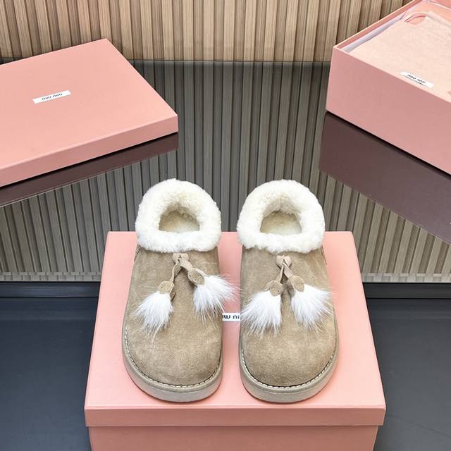 高版本 Miu Miu缪缪 韩里韩气超火小土豆雪地靴升级版来啦！ 其独特的浅口设计，轻松搭配各种服饰，无论是休闲的牛仔裤还是可爱的裙子，都能展示出恰到好处的时尚