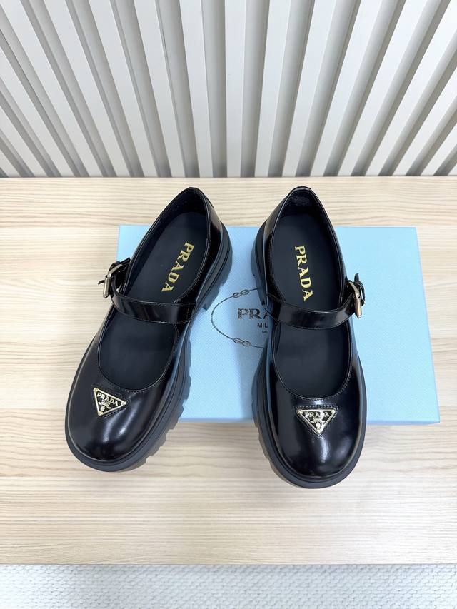 prada 普拉达 25最新厚底玛丽珍鞋 火爆系列 演绎都市风尚 设计彰显功能性与科技感 新颖压花橡胶三角形徽标展现品牌标志性元素 全牛皮鞋面，上脚无敌舒服的潮