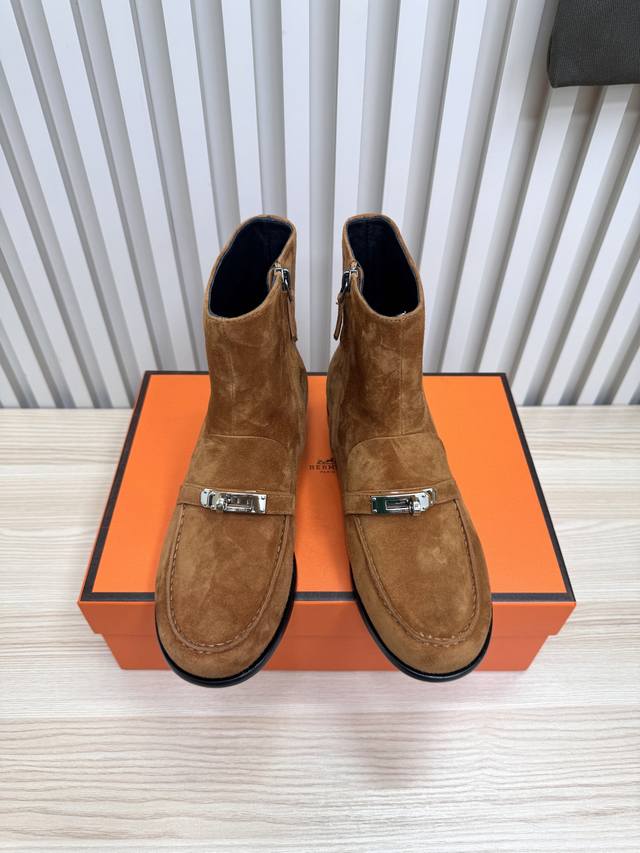 Hermes Kelly 爱马仕扣短靴 H家今年新出的新鞋型相比老款，这款更百搭，更年轻时尚化。新出的鞋跟和桶位都和老款有很多不一样的改变！桶位水平线 鞋型超级