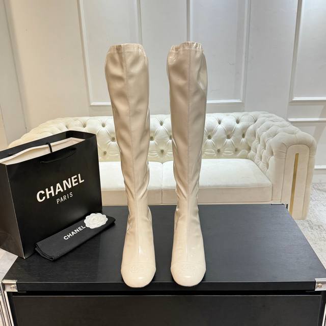 Chane*｜小香25A新品双C拼色坡跟长靴 当经典的双C标志与先锋的拼色设计激情碰撞 为2025的时尚版图添上浓墨重彩的一笔 瞬间成为街头巷尾时髦精们的出街新