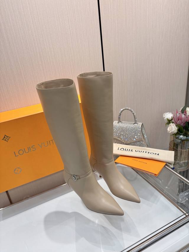 代购级 、Louis Vuitton 2025官秋冬16寸长靴系列。完美楦型、 尖头新品、官网同步更新 Lv五金 “Logo”饰以点缀，细节感拉满、效果视觉盛宴