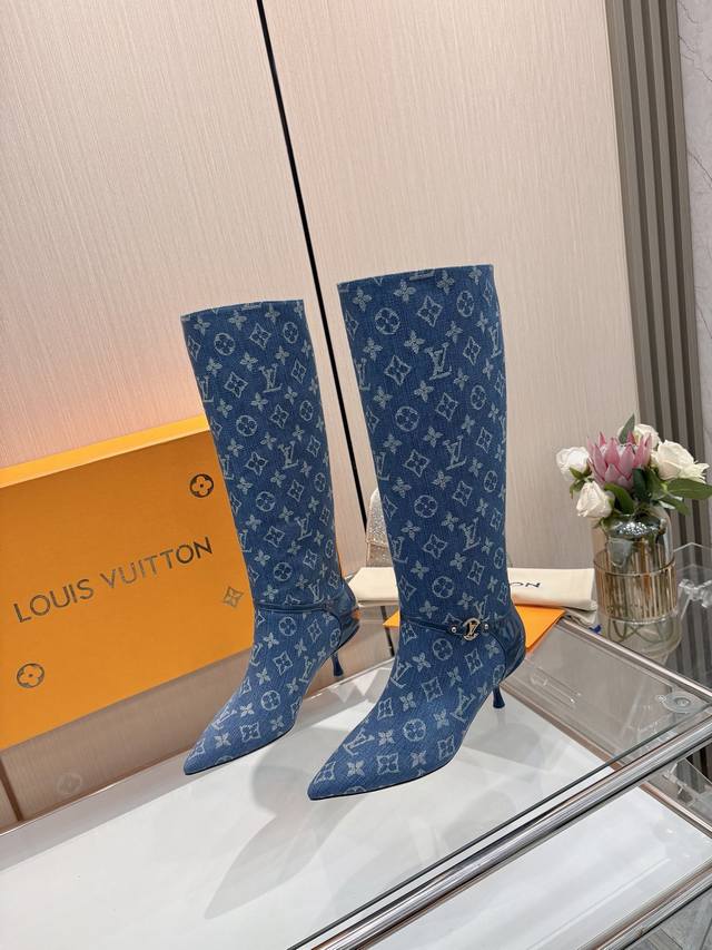 代购级 、Louis Vuitton 2025官秋冬16寸长靴系列。完美楦型 尖头新品、官网同步更新 Lv五金 “Logo”饰以点缀，细节感拉满、效果视觉盛宴难