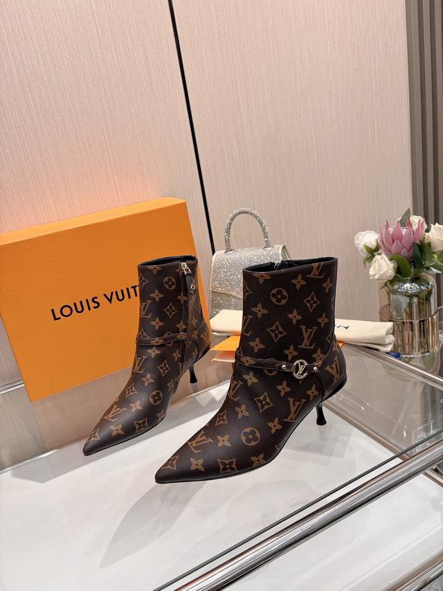 代购级 、Louis Vuitton 2025官秋短靴系列！完美楦型、 尖头新品、官网同步更新 Lv五金 “Logo”饰以点缀，细节感拉满、效果视觉盛宴难以掩饰