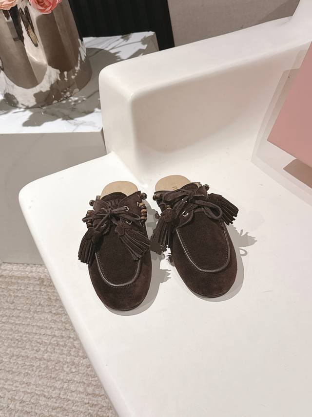 出厂价p Miumiu家新款Deck Shoes也太有设计感了吧，秋冬氛围感拉满，舒适又时尚，秋冬新款麂皮一脚蹬，俏皮的系带流苏，复古的干异色系，内里磨毛的设计
