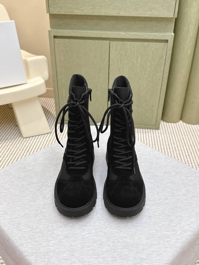 代购级 ｜D312Celine 2025好物推荐美拉德泡绵马丁靴 厚底短靴..热度持续升级～长期款 高版本当季深受众多网红博主热捧，完美精修鞋楦小圆头，非常到位