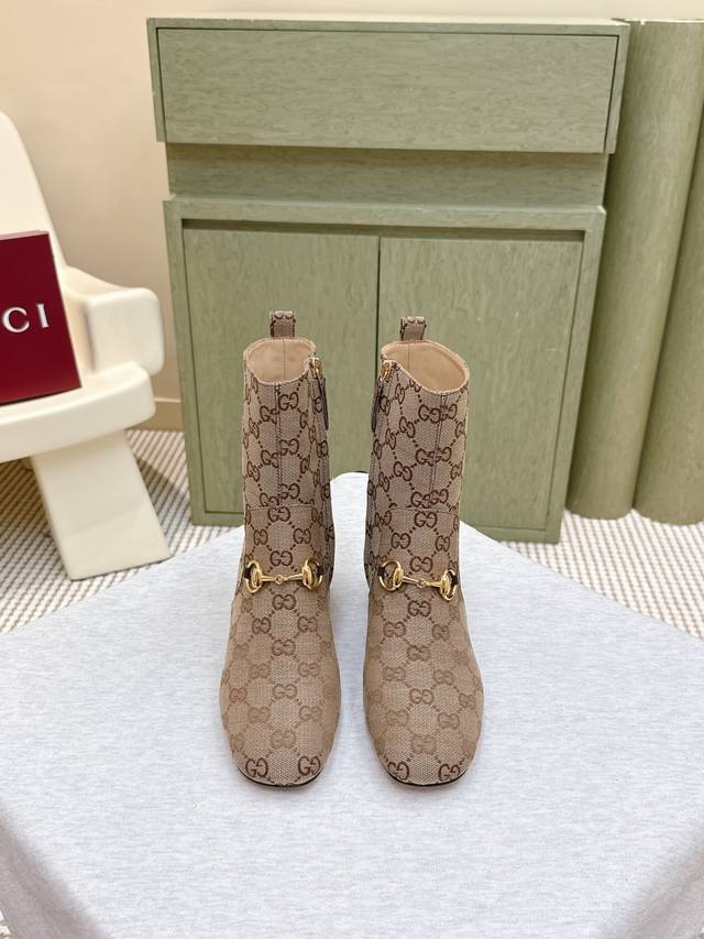 代购级 ｜D049Gucci古驰25Ss秋冬新品经典马衔扣短靴 代购级别 舒适百搭 主打系列终于面世，狠货值得期待！原有的经典创造新设计 高级感十足！国内外博主