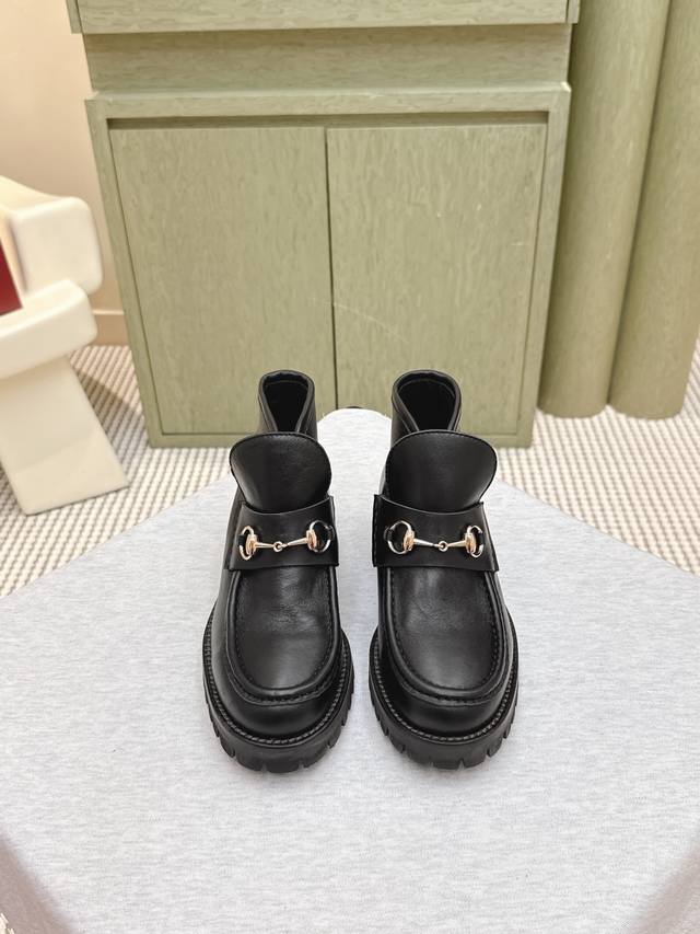 代购级 ｜D043Gucci古驰25Ss秋冬新品经典马衔扣短靴 代购级别 舒适百搭 主打系列终于面世，狠货值得期待！原有的经典创造新设计 高级感十足！国内外博主
