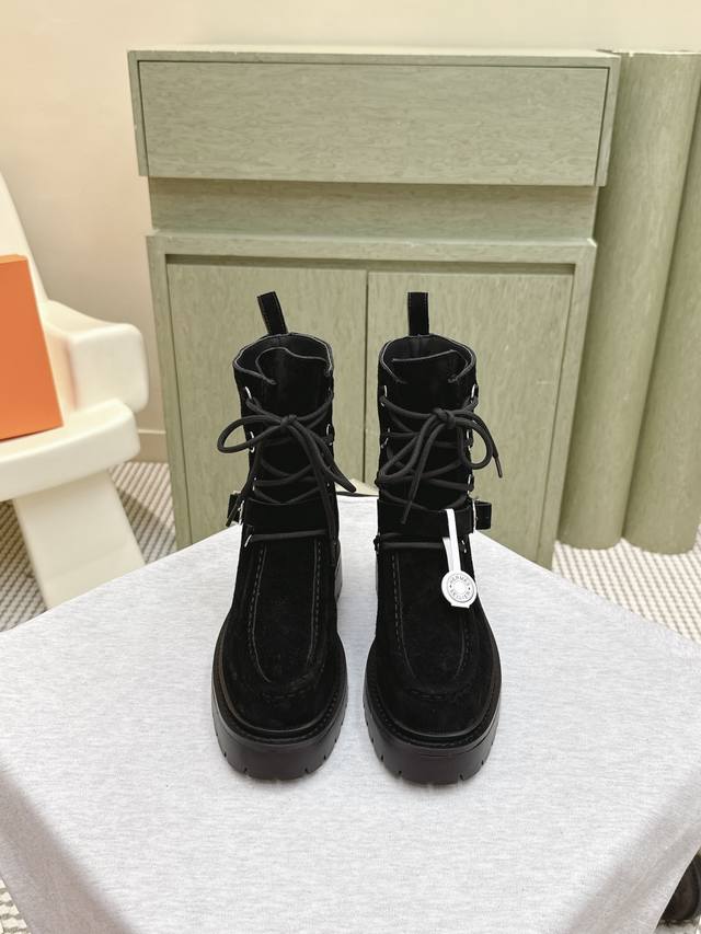 代购级 ｜D0913Hermes爱马仕25S秋冬经典靴子 专柜价格p接近2W高昂的售价自然有独特的工艺和品质这款靴子的皮料全部为进口定制，内里材质也是进口定制牛