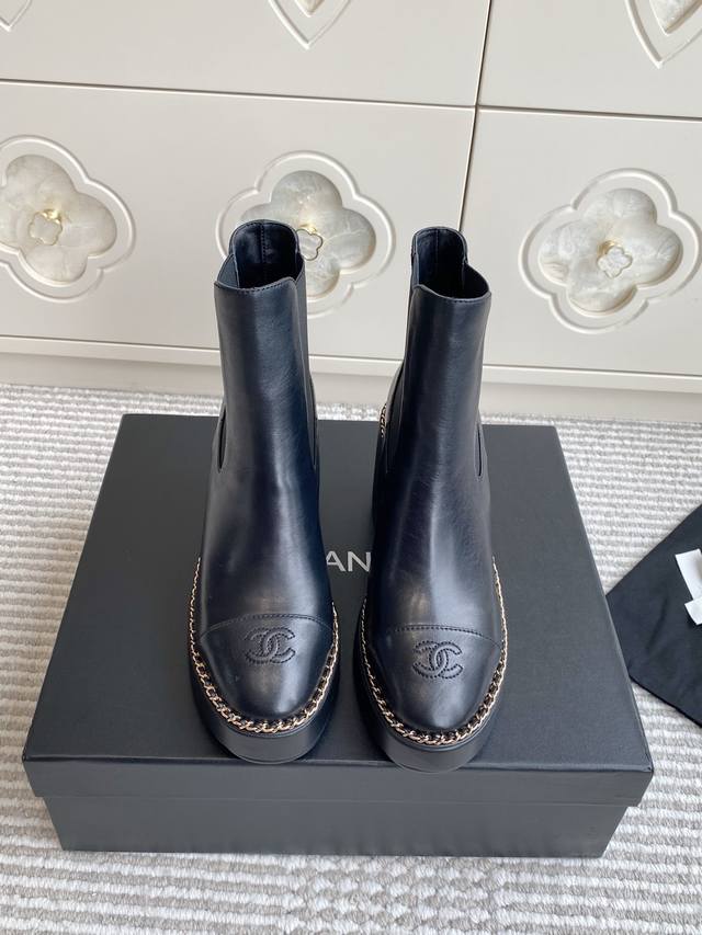 代购级25Ss早秋Chane*L专柜新款拼接链条粗跟短靴 这款厚底在欧美街拍中出境率超高，Ins也是火了一把，整体线条流畅性保持跟原版一致，真的太有魅力了，我相