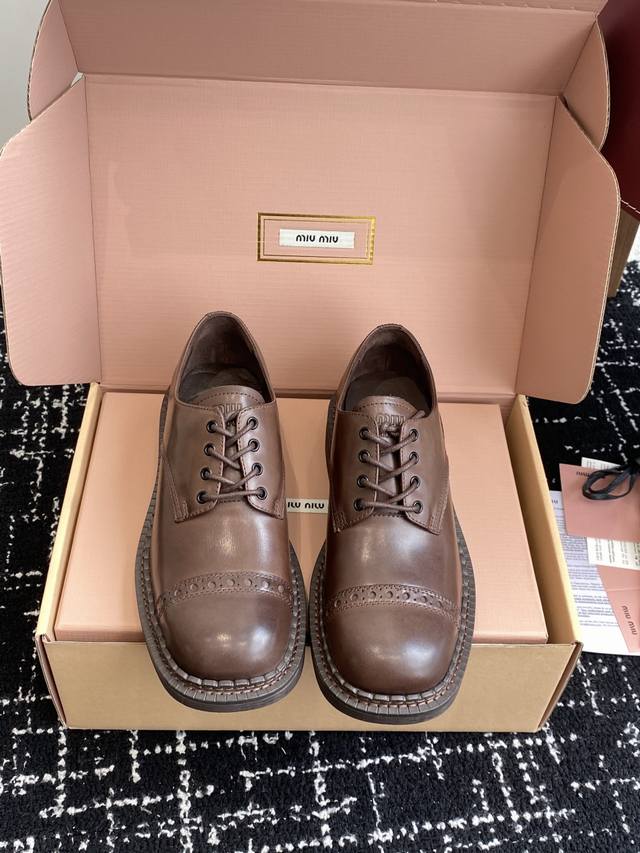 顶级品质 Miu Miu 25春夏走秀款 系带乐福鞋 升级啦！太棒了！Miu做旧这块还是得我们！全网对版 最快 最新的来啦！今年秋冬火爆了的！ 接下来就是妥妥断