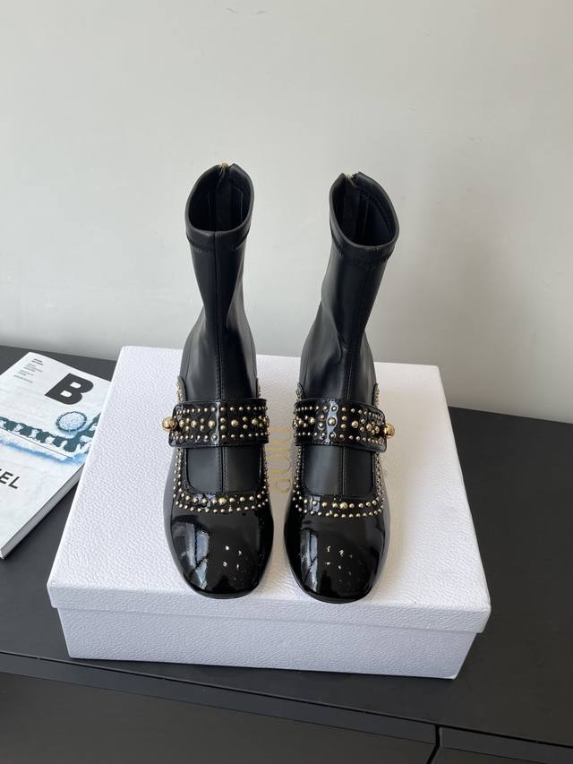 Dior 迪奥 秋冬新款朋克风格铆钉弹力靴 明星同款Cd扣字母Logo五金扣方头低跟短靴 市面顶级版本 材质鞋面进口牛漆皮 水染羊皮内里 意大利注塑真皮大底 跟