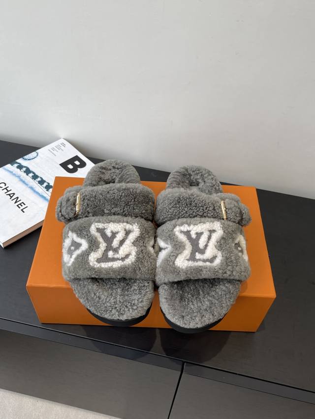 Louis Vuiton 路易威登羊毛拖鞋 頂级品质 纯皮毛一体羔羊毛打造 超温暖的感觉 穿上仿佛踩在云朵上 Lv经典老花装饰 精致高级 鞋底是原版开模的防滑橡