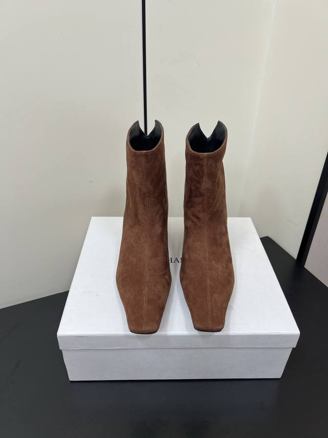 Khaite 2025 ｜秋冬新品方头短靴 本季最佳时髦小跟靴 ～ 质感完美 线条利落 人都轻盈了不少 好像无论配什么都显得很时髦 进口小牛皮 皮子超级软 鞋子