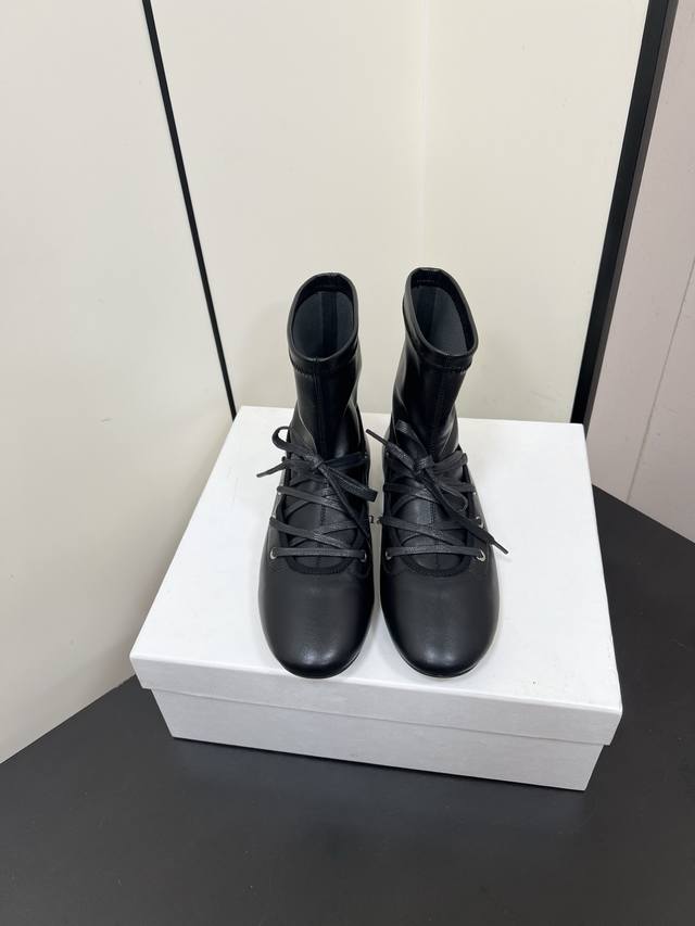 paloma-Wool 2025 ｜秋冬新品芭蕾舞短靴 藏在细节里的精致 是这双小众极简芭蕾舞短靴给的温柔 进口小羊皮裹住双脚的瞬间 像被云朵轻轻托住 软得恰到