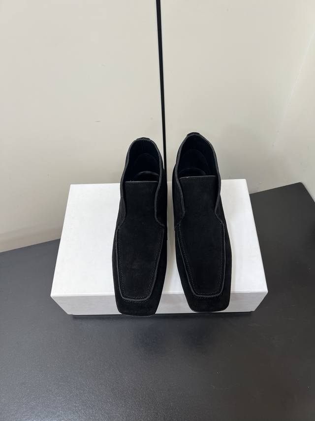 Toteme 25Ss 新款 方头高邦乐福鞋 设计为方头一脚蹬样式，简约大气，属于“老钱风”的极简风格，线条利落，没有多余装饰，尽显低调优雅。鞋跟是平底款式，穿