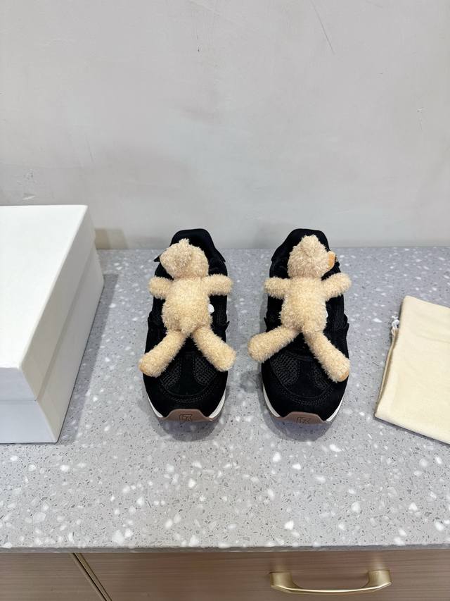 G282 13Demarzo 小众潮牌 26Ss早春新款 小熊 休闲鞋 运动鞋 和小熊居然也能搭配到了一起 软萌可爱的小熊通过弹力纽扣固定 很牢固 不易脱落 拼