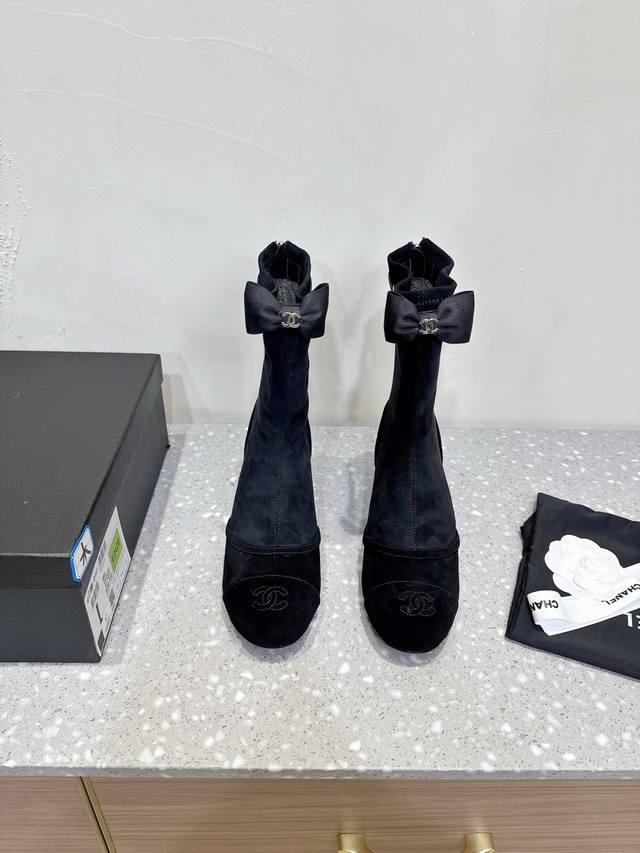 Chanel 小香 25Ss秋冬新款 蝴蝶结 弹力靴 短靴 在时尚的无垠宇宙里 总有一些存在 能轻易捕获目光 成为永恒的焦点。 正是这样一件熠熠生辉的时尚臻品