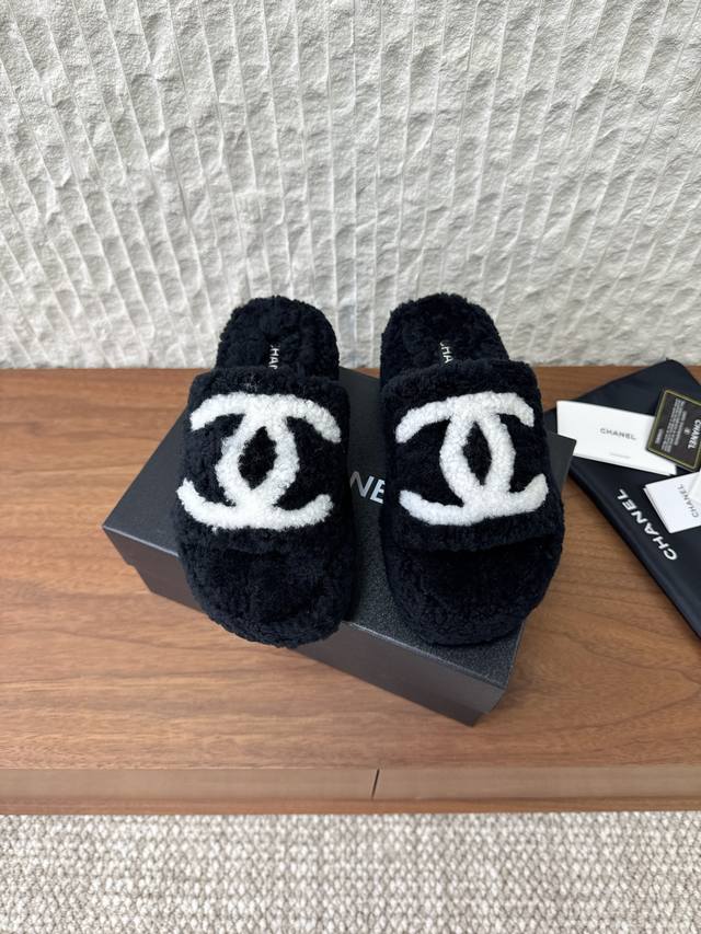 G576 Chanel 小香 25Ss秋冬新款 经典款 双C厚底 毛毛拖鞋 时尚圈的绝绝子 搭配将演绎着细致 极简 永不褪去的经典元素 展现与众不同的穿搭风格美
