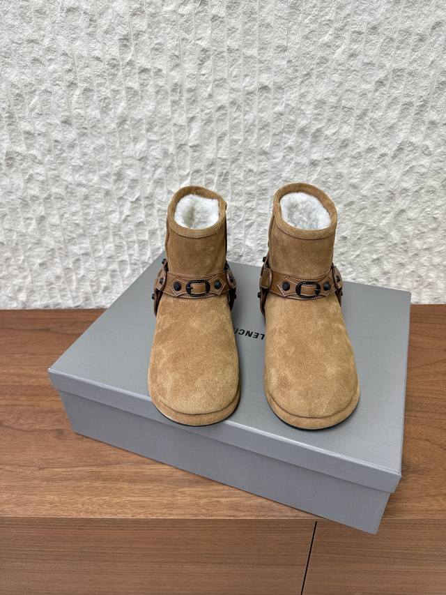 G236 Balenciaga 巴黎世家 25Ss秋冬新款 雪地靴 完美 设计师推出探索时尚界对于原创与挪用的概念、以全新系列致敬传承与经典 以标志性Balen