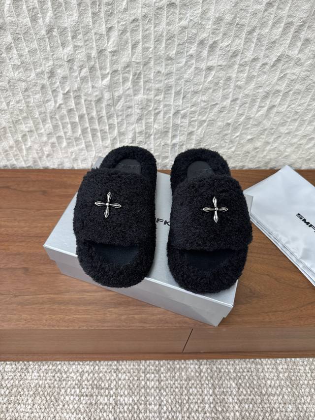 G266 Smfk 小众潮牌 25Ss秋冬新款 厚底 面包 拖鞋 有点野性有点个性，这一季的Smfk真的让人心动不已 超级火的一款面包拖，被种草得不行 各大网红