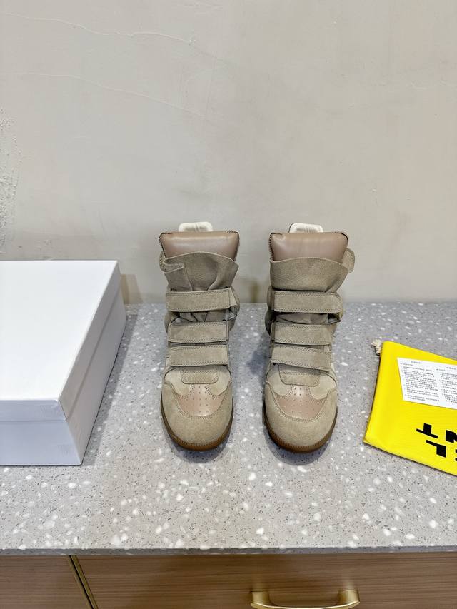 Isabel Marant 伊莎贝尔 25Ss秋冬新款 内增高 拼色 休闲鞋 运动鞋 这双鞋巧妙融入品牌标志性的随性风格 简约流畅的线条勾勒出时尚轮廓。 鞋底精