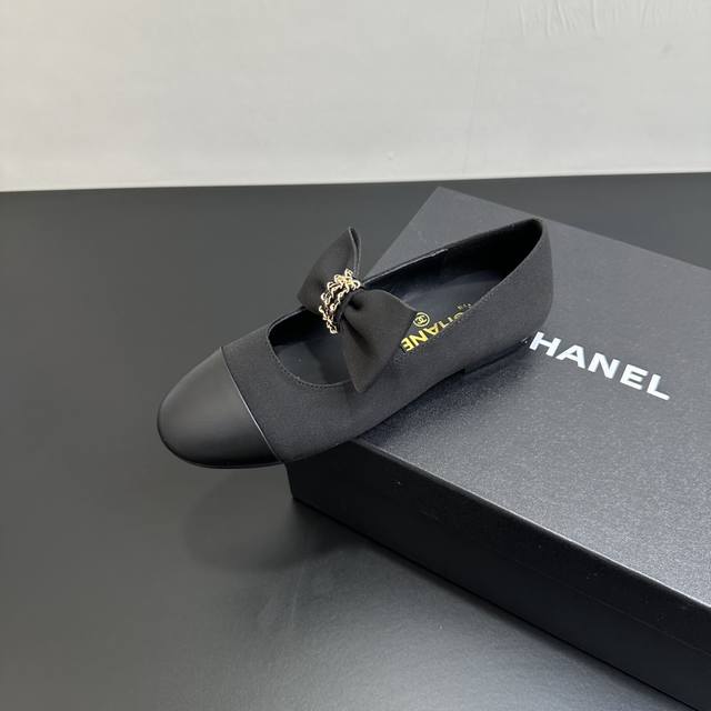 2025 Chanel香奈儿小香最新平底链条蝴蝶结单鞋洋气上新 完全原版一比一复刻打造 版型超级正 最新时尚的设计 火遍全网的单鞋，上脚又酷又时髦 独特设计最为