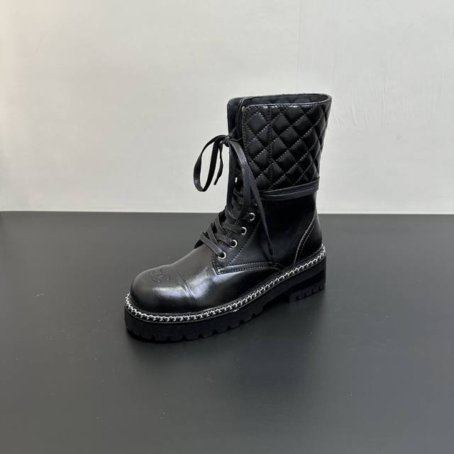 Chanel香奈儿小香经典双C菱格链条厚底 粗跟短靴系带马丁靴 时髦精们的衣柜里永远缺一双特别的靴子 这双马丁靴 绝对是你的秋冬时尚救星！ 鞋面是经典菱格纹 每