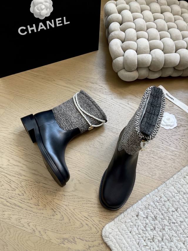 Chanel 25K新款链条骑士靴 顶级版本！！抢先发售 跟高：4Cm 粗跟设计 视觉拉长比例哦～ Size：35-39 40 41定制不退不换