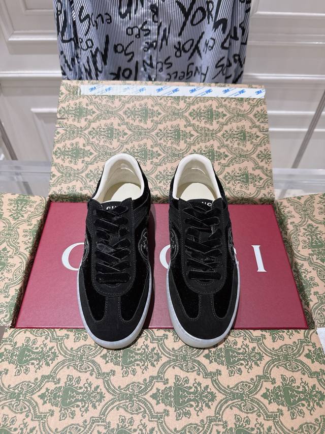 女款 新款出货Gucci 2025 秋冬系列运动鞋灵感源自70年代复古篮球鞋，饰有Gucci标志性元素，例如互扣式双G标志。该款采用绒面革和皮革饰边。原版Tpu