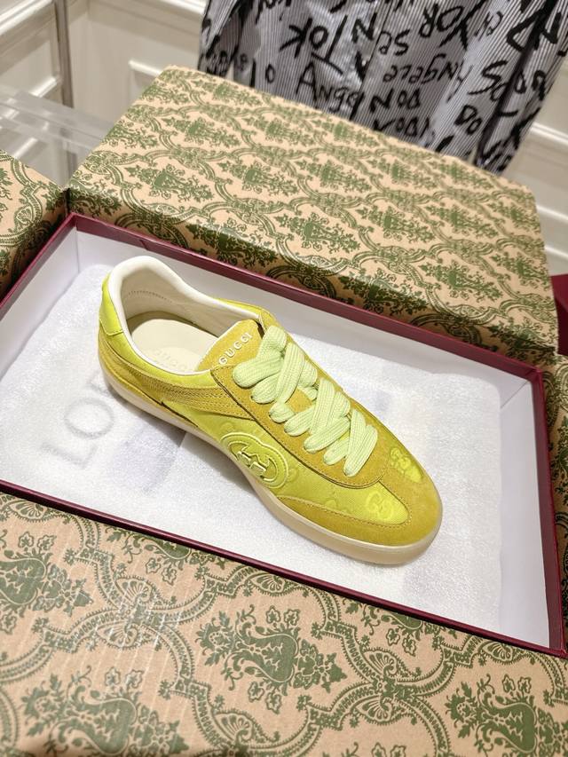 出 全新升级版Gucci 2025新款小白鞋 休闲鞋 德训鞋 爆款推荐，原版Tpu鞋底、原版面料、原版羊皮内里羊皮垫脚原版套楦工艺一比一折骨复刻！舒适追求极致！