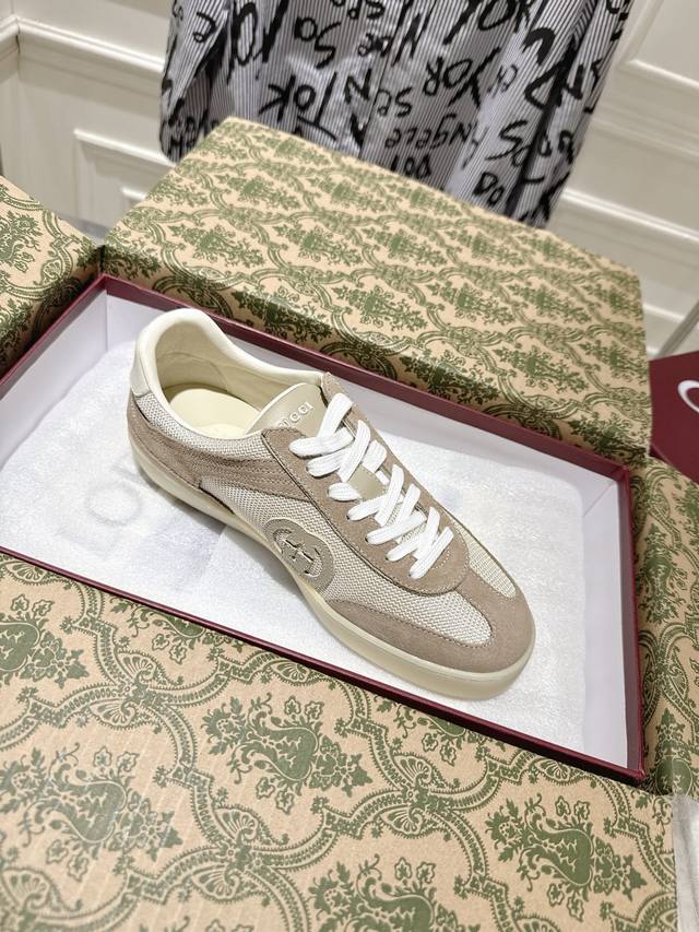 出 全新升级版Gucci 2025新款小白鞋 休闲鞋 德训鞋 爆款推荐，原版Tpu鞋底、原版面料、原版羊皮内里羊皮垫脚原版套楦工艺一比一折骨复刻！舒适追求极致！