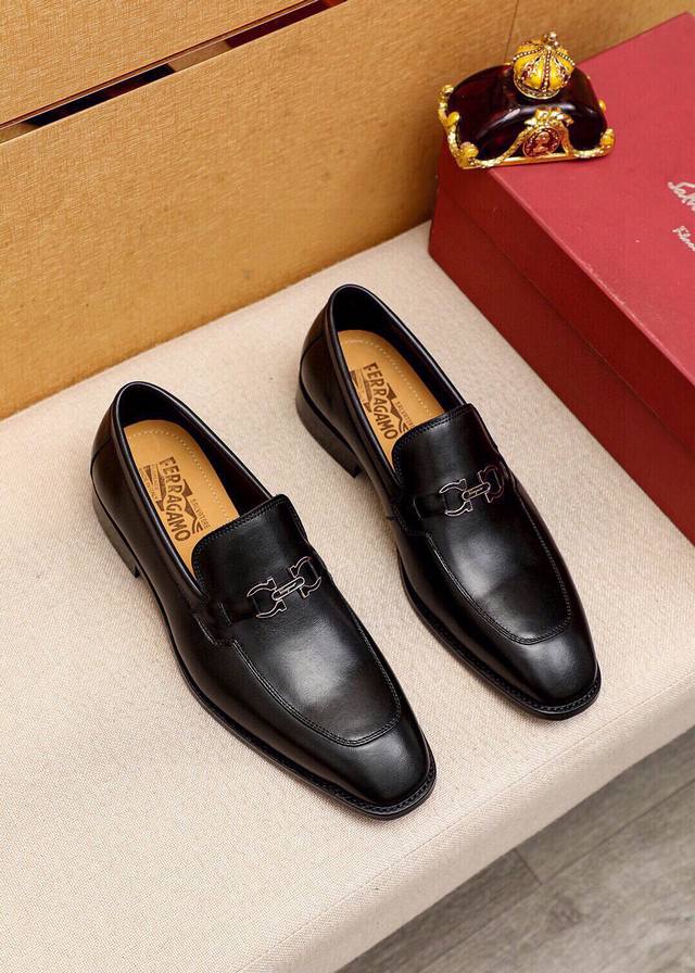 商品商标：Ferragamo 菲拉格慕 休闲皮鞋 正码码数: 38-44 45订制 商品材料：精选 进口头层小牛皮鞋面+奢华五金扣，进口水染牛皮内里。强烈立体视